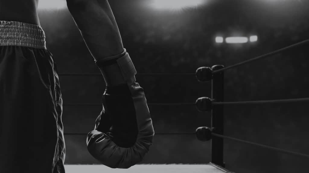 Boxkämpfer vor seinem Kampf tritt in den Ring vor gefüllten Publikumsrängen
