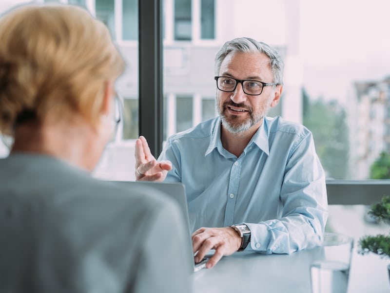 Schwierige Personalgespräche sind im Vertrieb unvermeidbar.